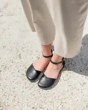 shapen-barefoot-sandale-poppy-black-bosi-sandali-